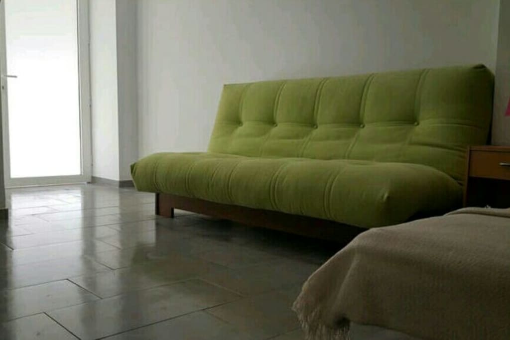 Sofa cáma.