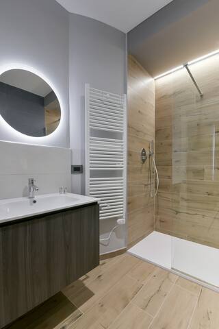 Appartamenti Deluxe a 2 passi dalle 2 Torri gallery image 2