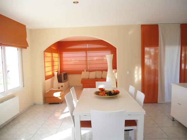 CASA EN ROSAS con vistas al mar y montaña gallery image 2