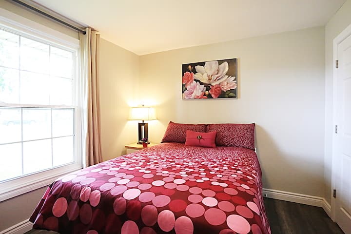 ห้องนอนที่ 2: เตียงควีนไซส์และตู้เสื้อผ้า