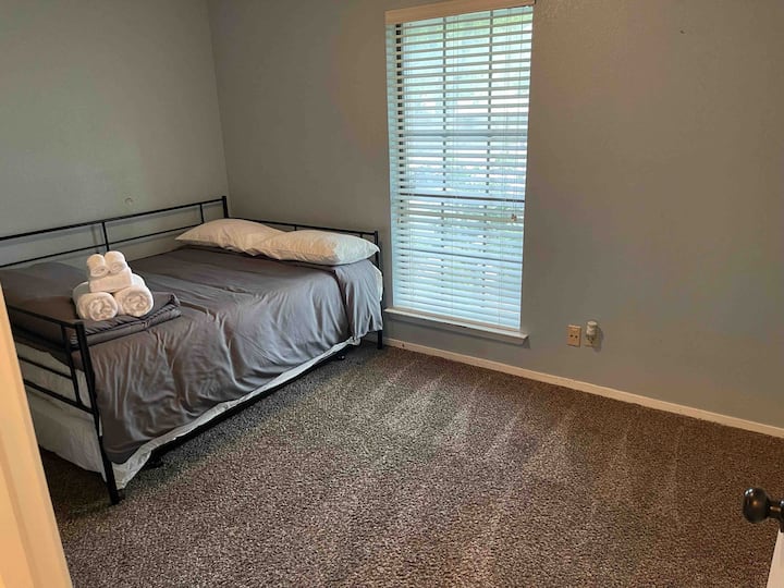 Двойно легло и две единични легла в една от свободните стаи на долния етаж.