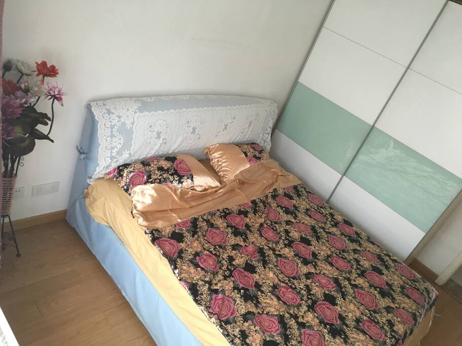 Guest bedroom (+ wardrobe)