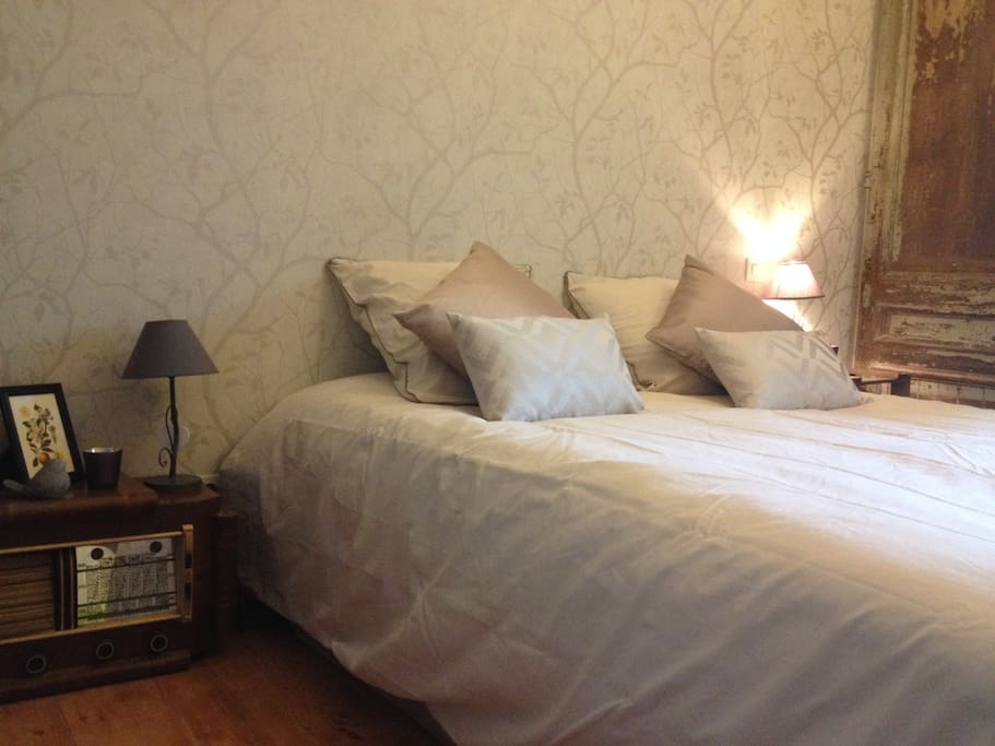 la chambre parentale offre des couleurs douces qui invitent au repos