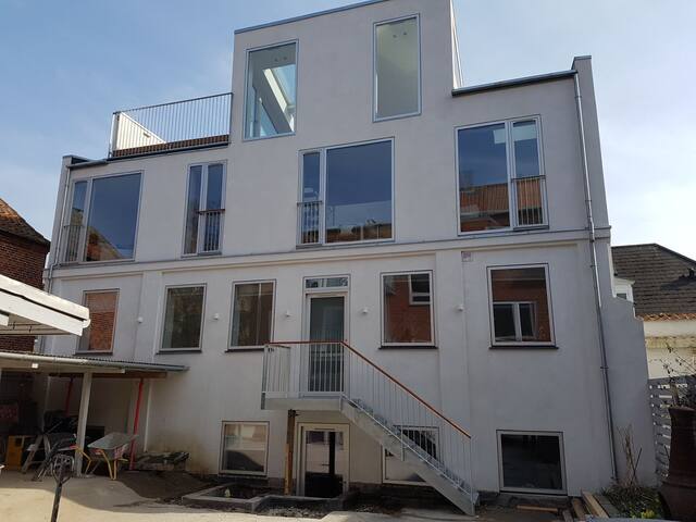 Luxury townhouse. Central to city & airport. gallery image 4