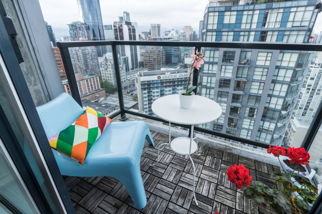 Studio in the Heart of Downtown. Netflix + Parking