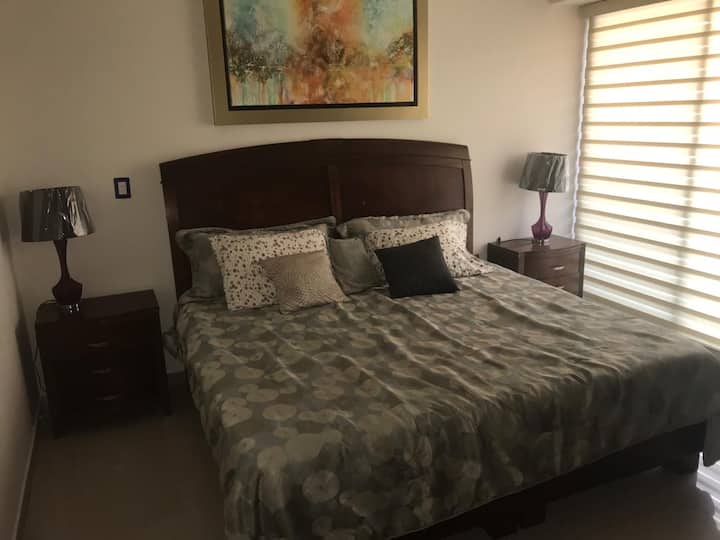 Glavna kamera s TV-om s kabelskom televizijom, balkonom, kupaonicom i ormarom.