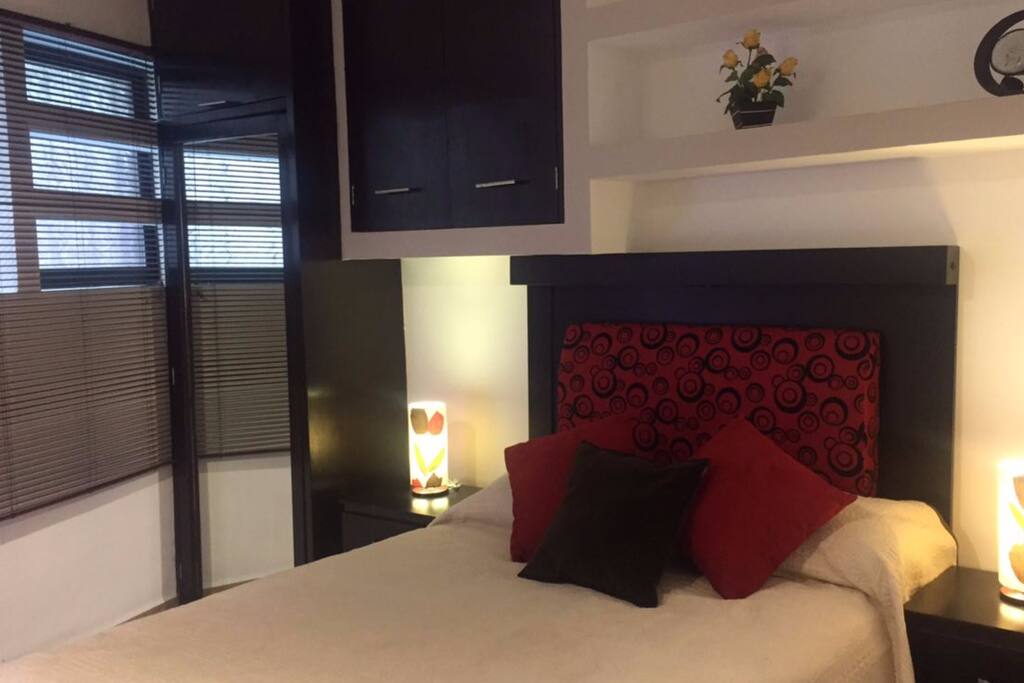 Habitación con cama matrimonial