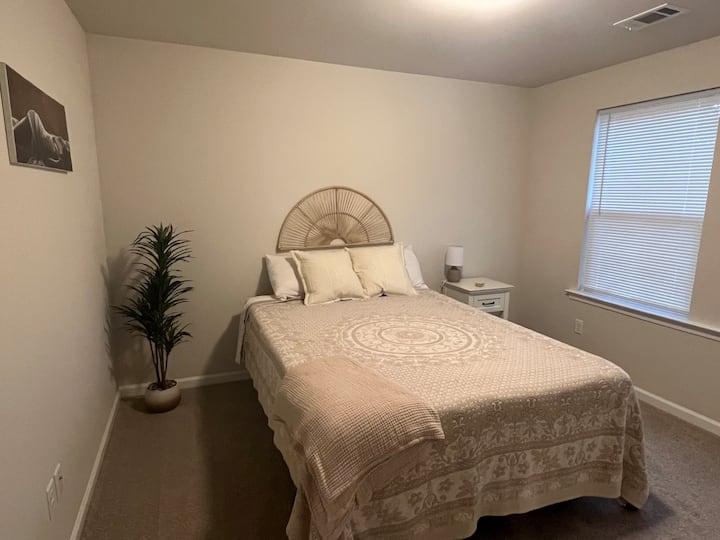 Na katu Spavaća soba br. 2
s bračnim krevetom (160x200), televizorom s otvorenim ormarom i vješalicama te stalkom za prtljagu