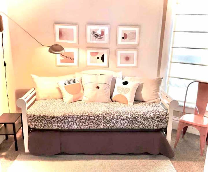 Kati i parë Dhoma Flex me krevat dite për dy persona! Shënim: dera për në dhomë, por pa derë të veçantë.
Dhoma Flex është e lidhur me dhomën e pluhurit (tualet dhe lavaman), dhomën e lavanderisë dhe ka si tavolinë pune dhe karrige si hapësirë pune.