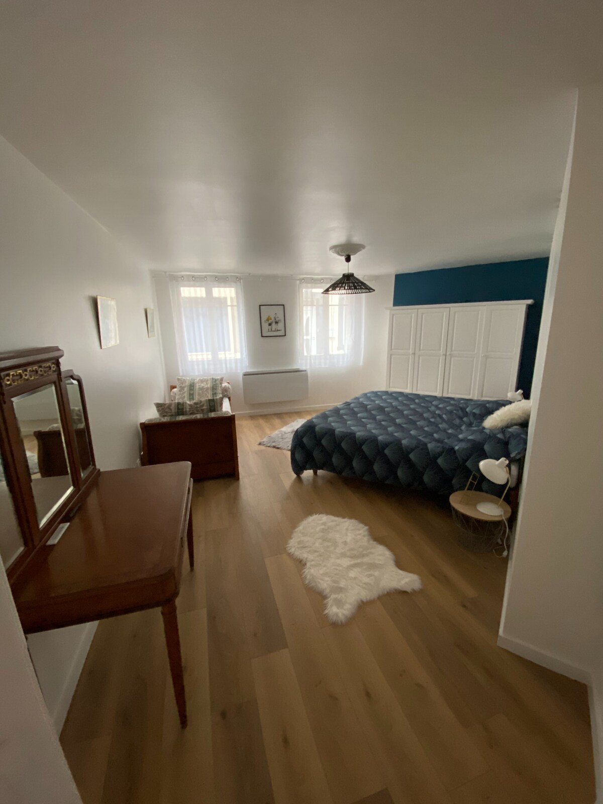 חדר שינה בקומת הקרקע עם מיטה זוגית ומיטת יחיד