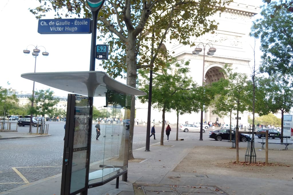 bus stop 200 meters away, you can see Arc de triomphe in the background
