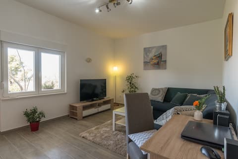 Top performing Airbnb: Apartment Okrug Gornji - Trogir " Sea View" in Općina Okrug