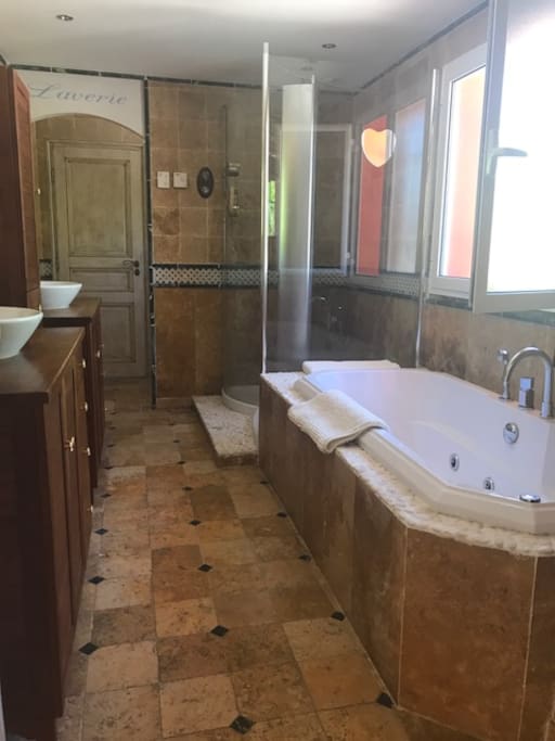 SALLE DE BAINS 1