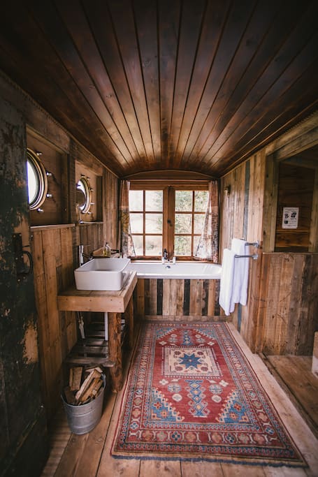 Amazing wood-fired 'Bathing Wagon' with incredible views from your bath!