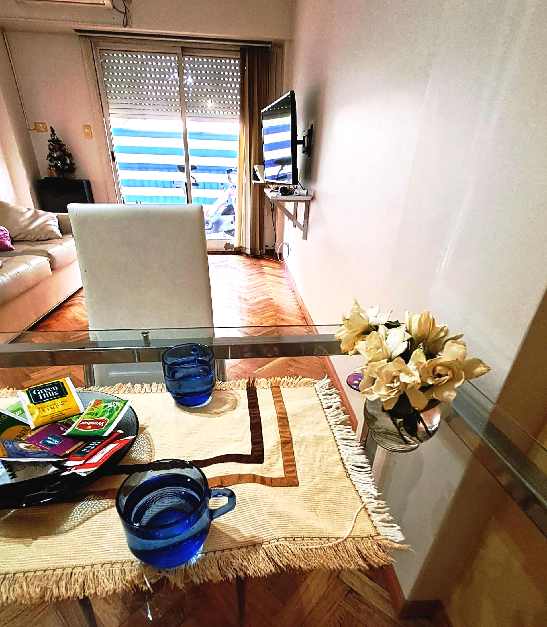 Spacious and harmonious room with a Recoleta balcony