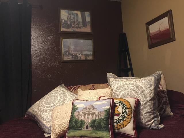 Aggie Maroon Bedroom – King with Spacious Bath