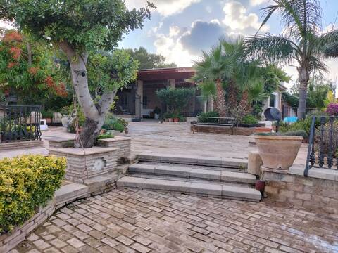 Independent villa, with two pools and views