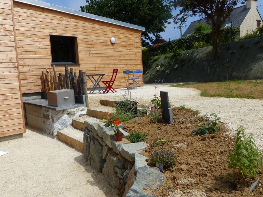 Coin barbecue, grillade abritée du vent, petite terrasse ensoleillée dès le matin