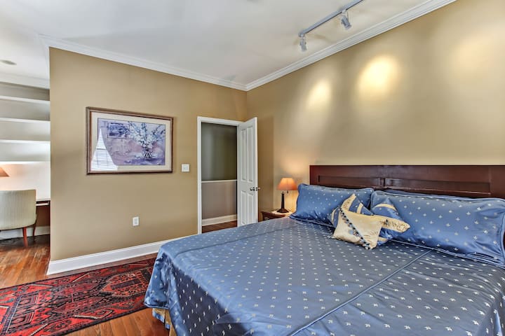 Izba s manželskou posteľou King je priestranná a elegantná. 