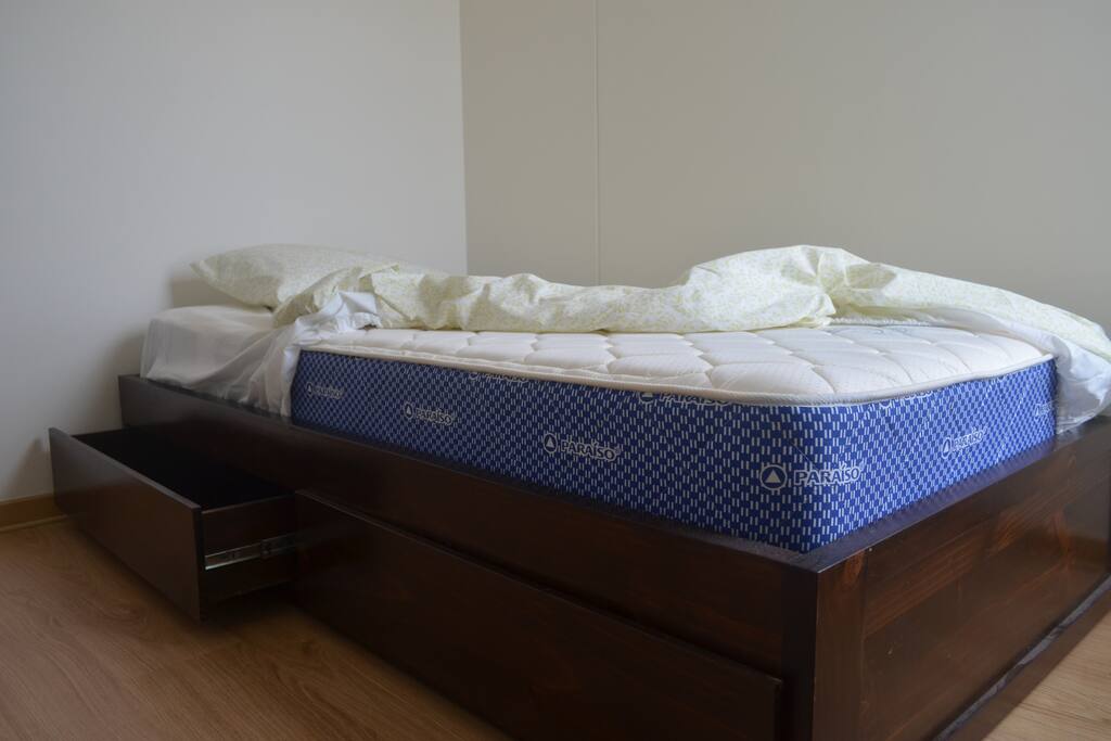 Cama con gavetas disponibles y colchon cómodo / bed with drawers and comfortable mattress