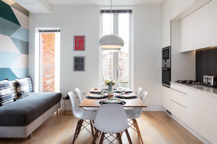 Architect’s Designed Apartment 15min to Centre gallery image 3