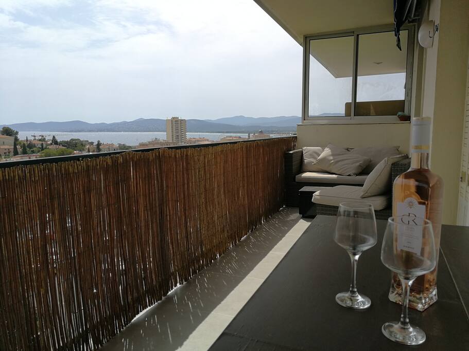 Balcon de 20m2 orienté plein Sud pour se relaxer et déjeuner