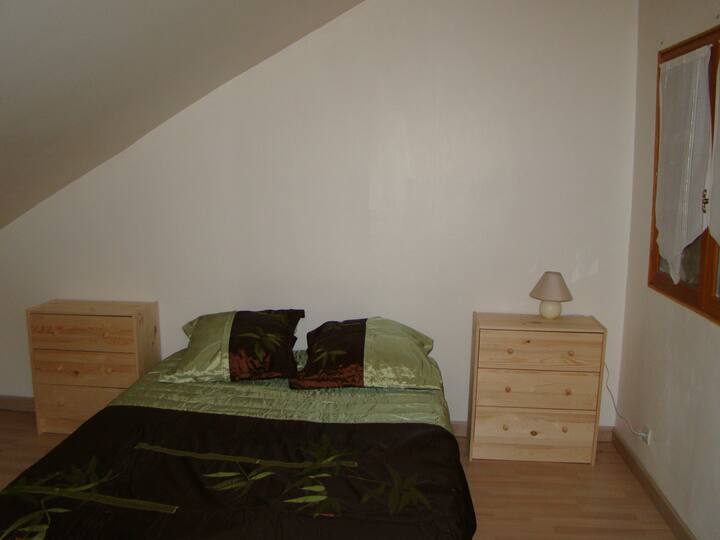 Спалня с двойно легло, оборудвана с олекотена завивка