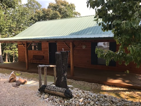 Safe, Clean, and Secluded - Cabin Close to Town