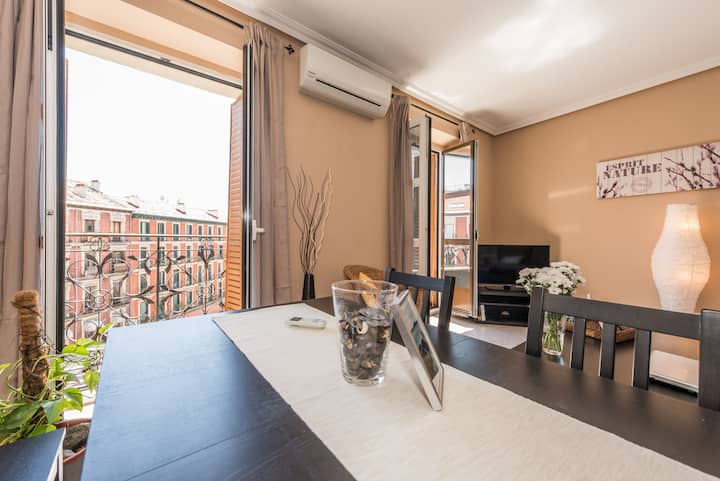 带阳台的光线充足的客厅