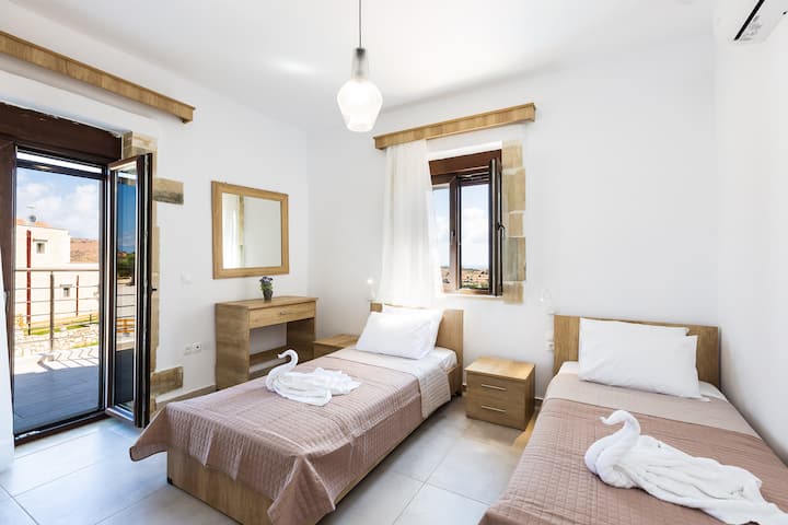 Udobnost u spavaćoj sobi s bračnim krevetom. 