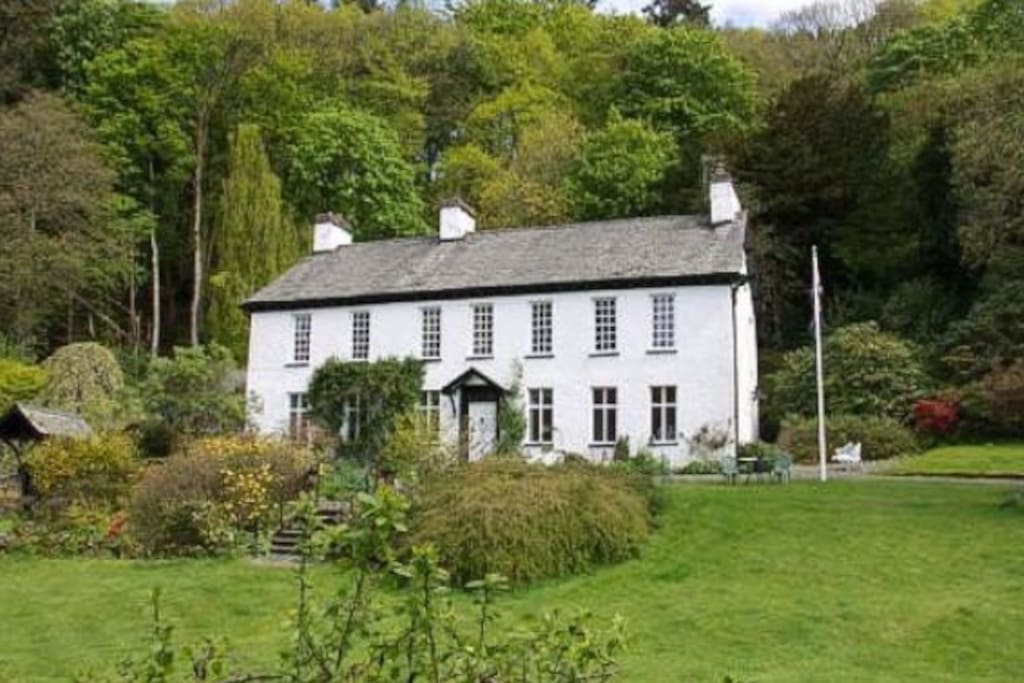 Reston Hall, Staveley, Windermere, The Lakes. Guest houses for Rent
