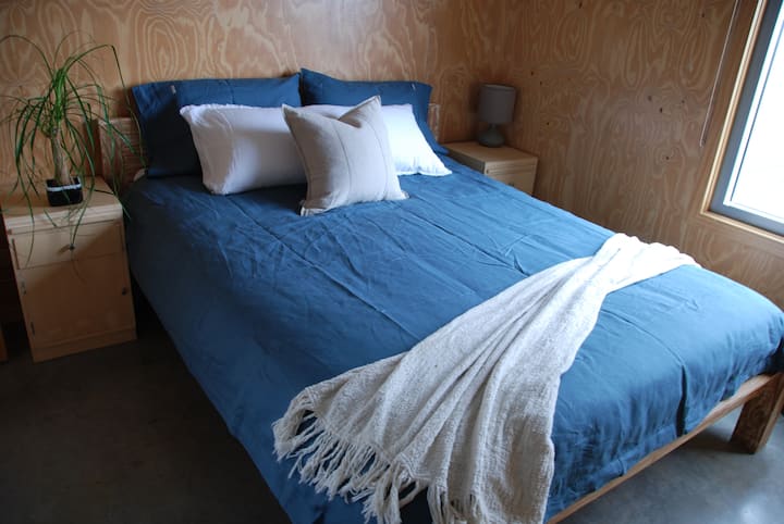 Segundo  dormitorio tamaño queen en la planta baja con vistas al mar