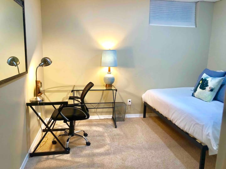 Dormitorio # 2 (sótano).  Incluye una nueva cama y colchón de plataforma de tamaño completo, protector de colchón, sábanas y espacio de escritorio/oficina.  También incluye el área de oficina (escritorio, silla)