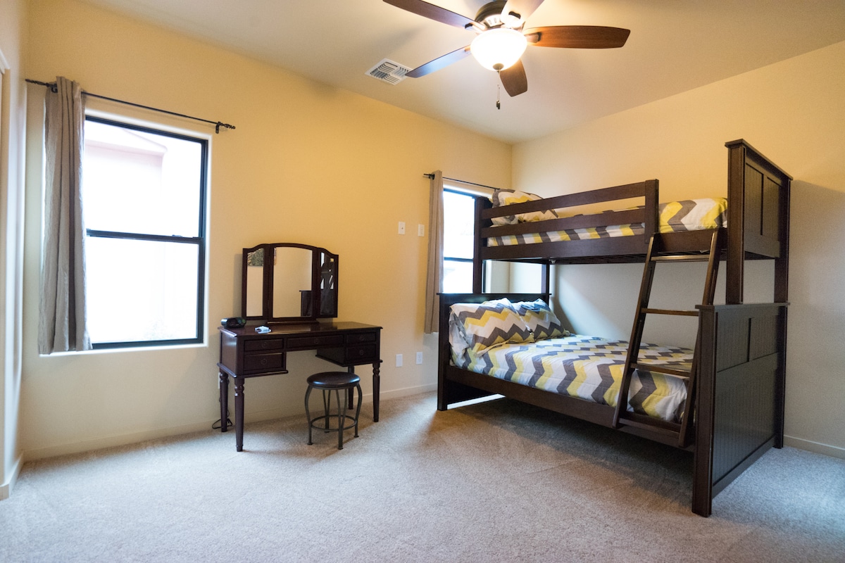 Chumba cha 3 cha kulala chenye pacha na kitanda kimoja