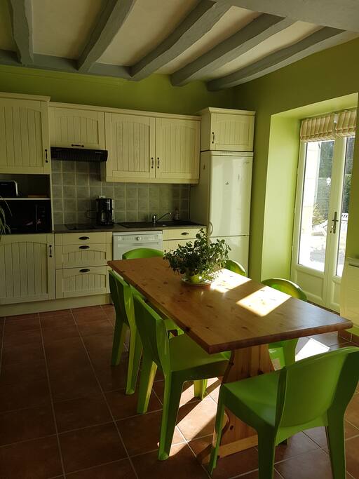 Cuisine vue sur terrasse et piscine