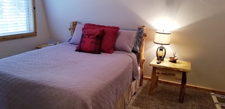 Dormitorio principal en la planta superior: cama tamaño queen.  *Cama plegable y colchón doble guardados en el armario para la ubicación opcional **