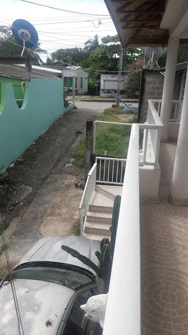 VISTA DE LA ENTRADA DESDE EL BALCÓN INTERIOR