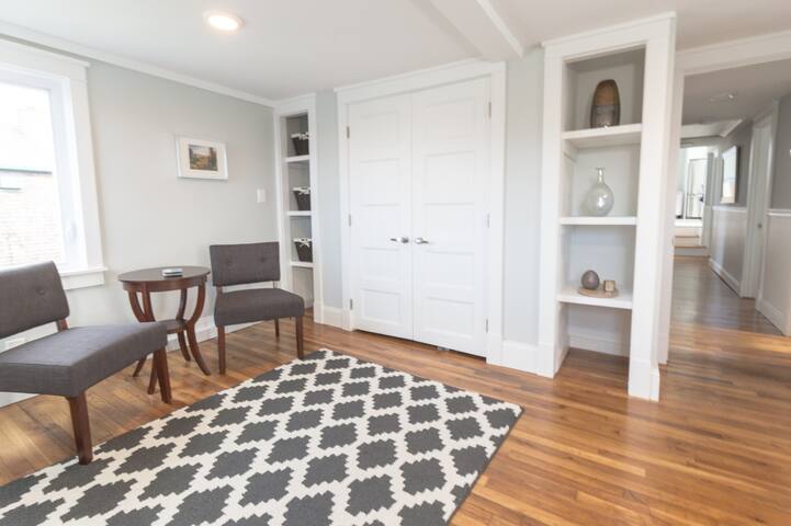 Modern 6 Bed 3 Bath House next to First Beach! gallery image 5