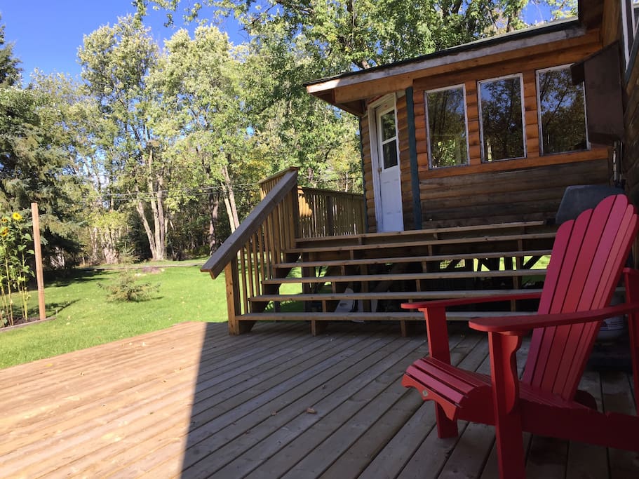 Private side deck off the common room with view of boardwalk to beach!