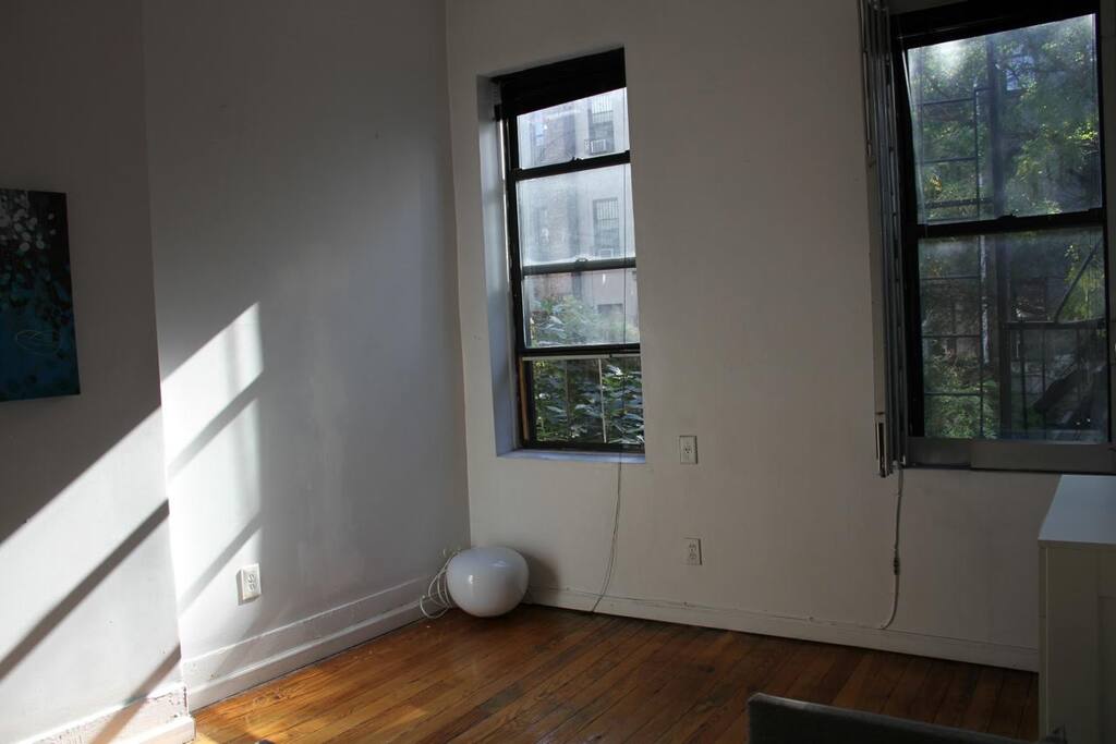 This is an older Picture of the bedroom. I will add current photos shortly.