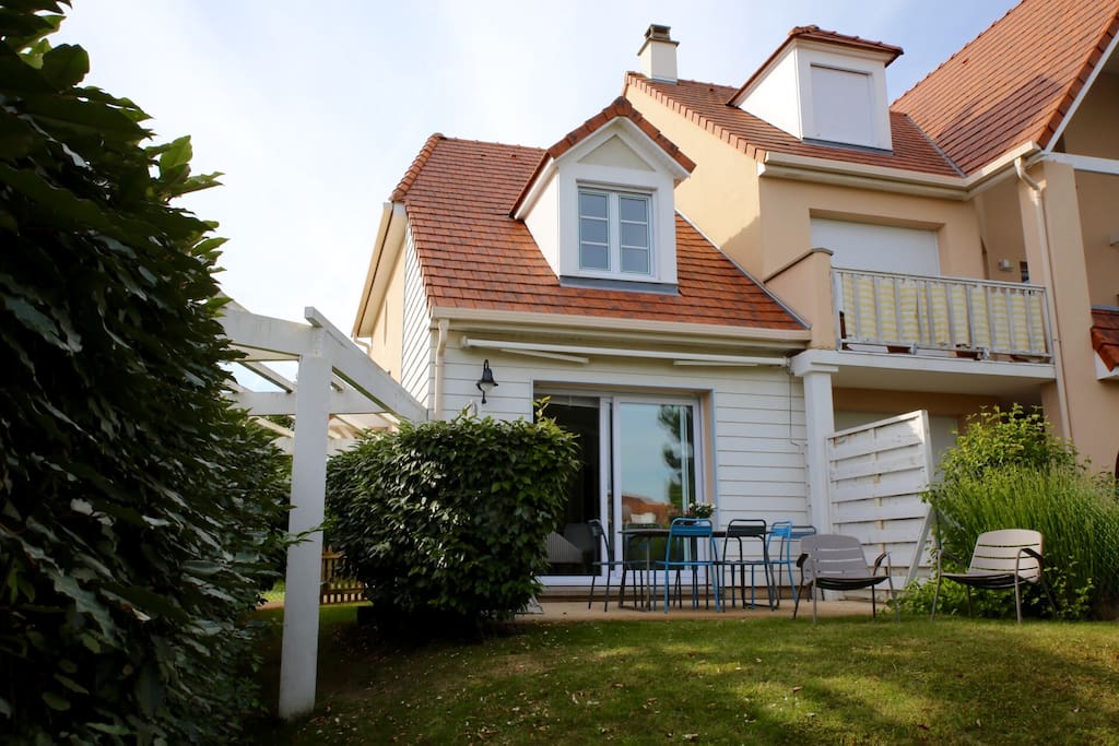 Maison, vue du jardin