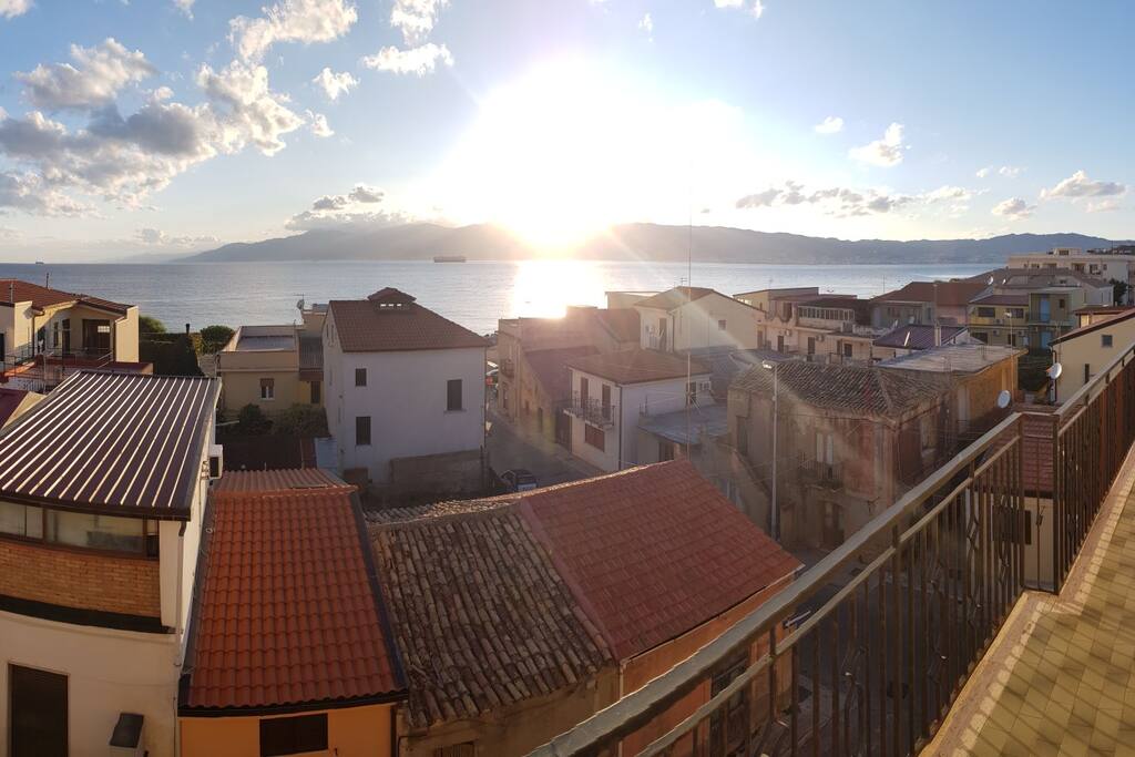 Balcone lato mare. Sicilia sullo sfondo