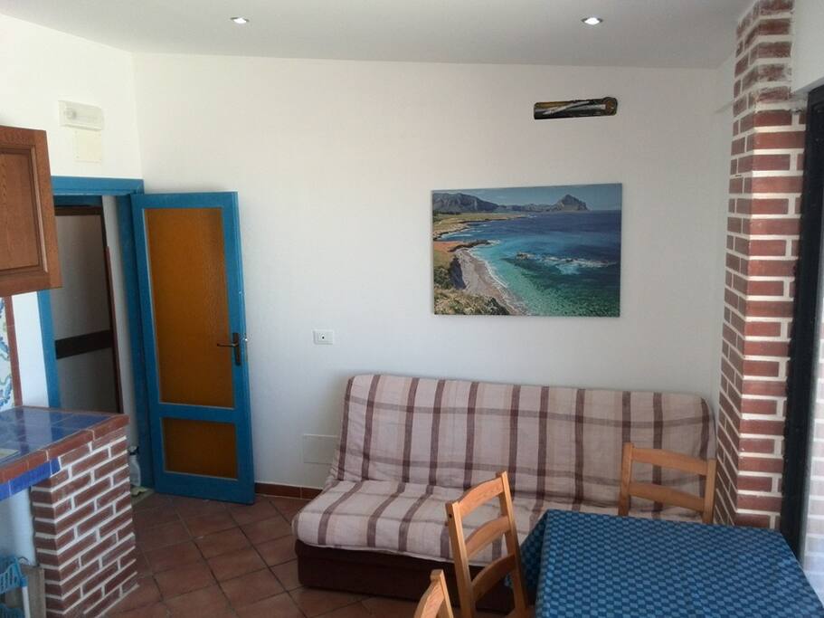 soggiorno cucina con divano letto