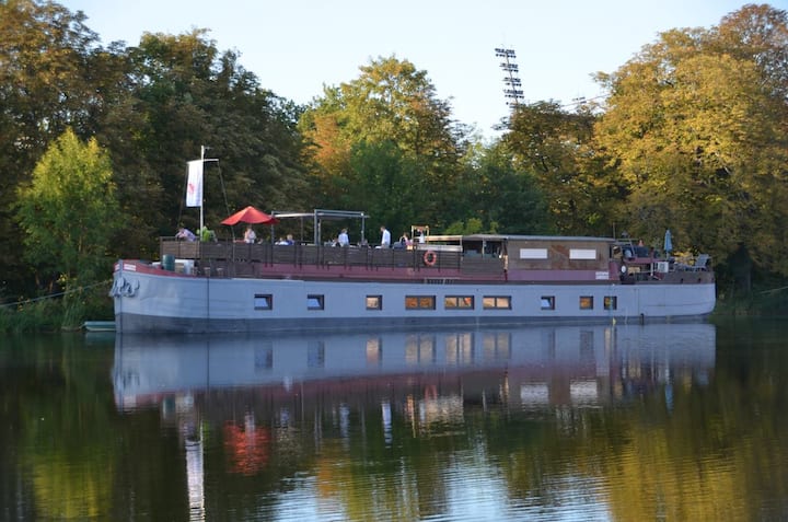 Barge-Apartment-Ensuite with Shower-Lake View