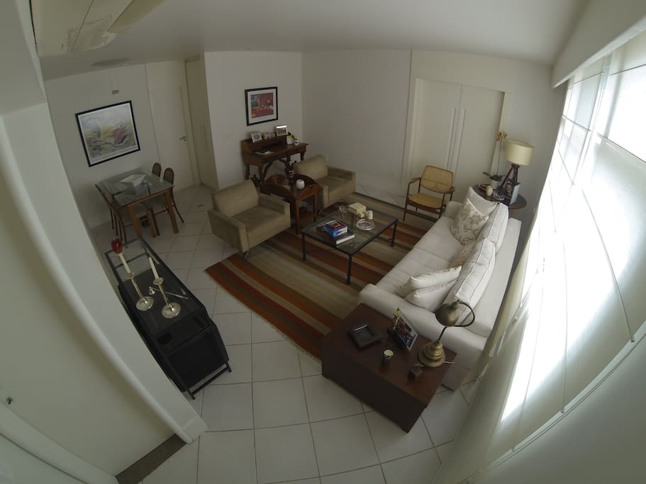 Sala espaçosa e completa em 2 ambientes, com ar condicionado e home theater
Spacious living room and complete in 2 rooms with air conditioner and home theater