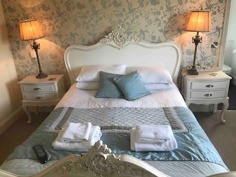 Central Hawes spacious . 4 bedrooms.2 ensuite.