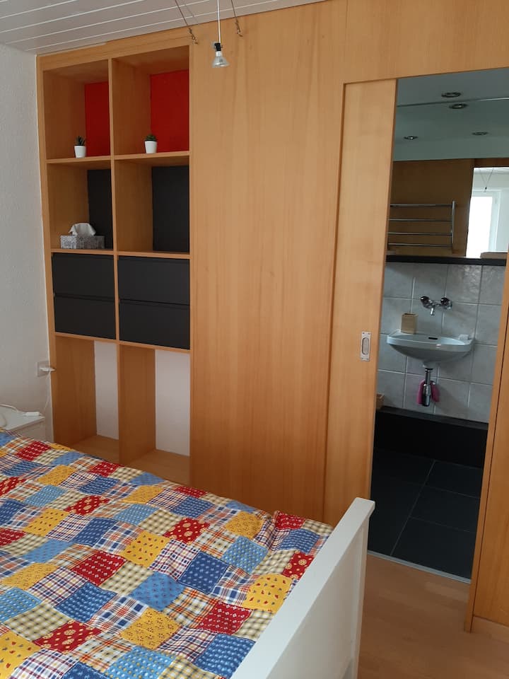 Dormitorio 3 con lavabo e inodoro