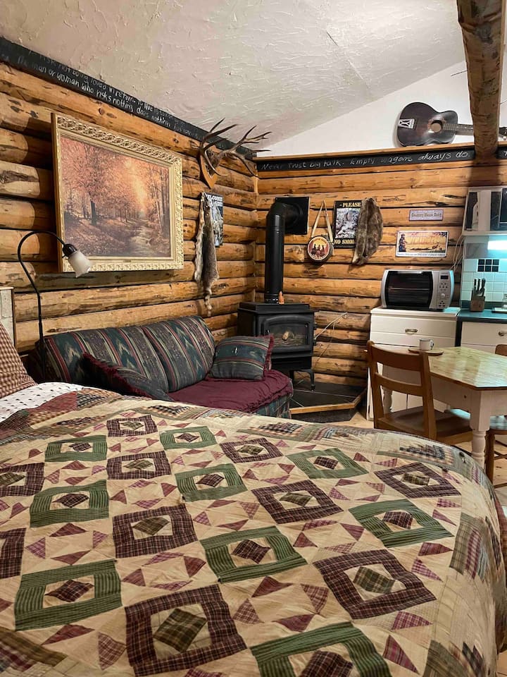 Cozy Country Rustic Log Cabin Spa/art Getaway - Alberta