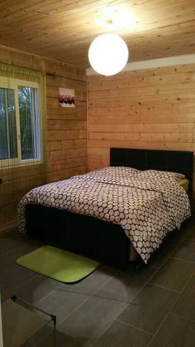 Chambre 1 avec 1 lit double et tiroir lit 1 place