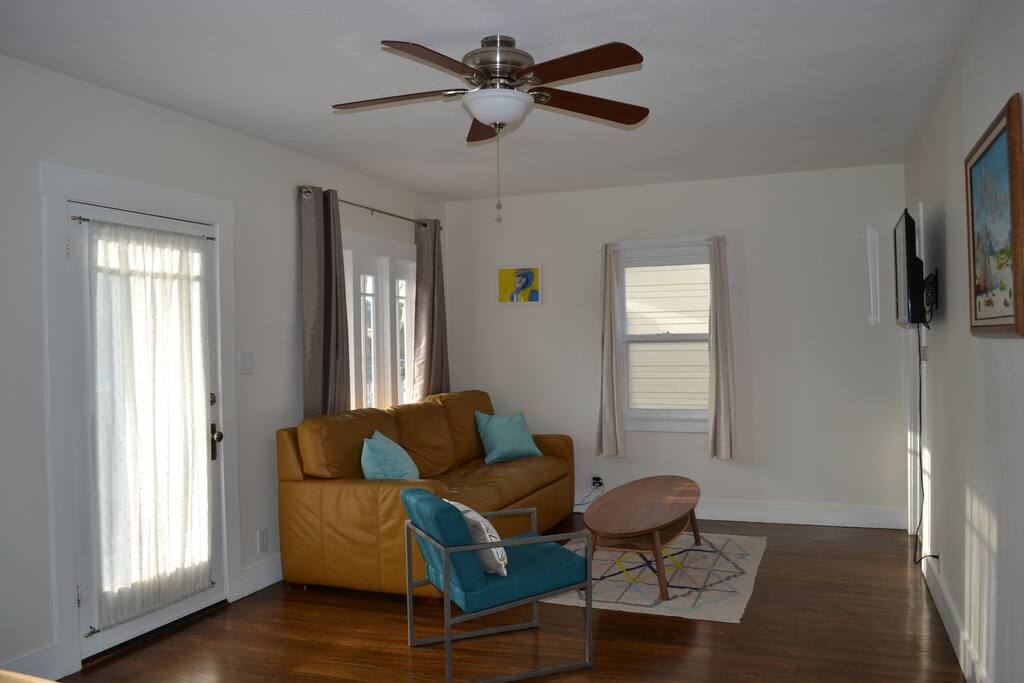 Spacious living room with smart TV - Netflix and Amazon Video included.